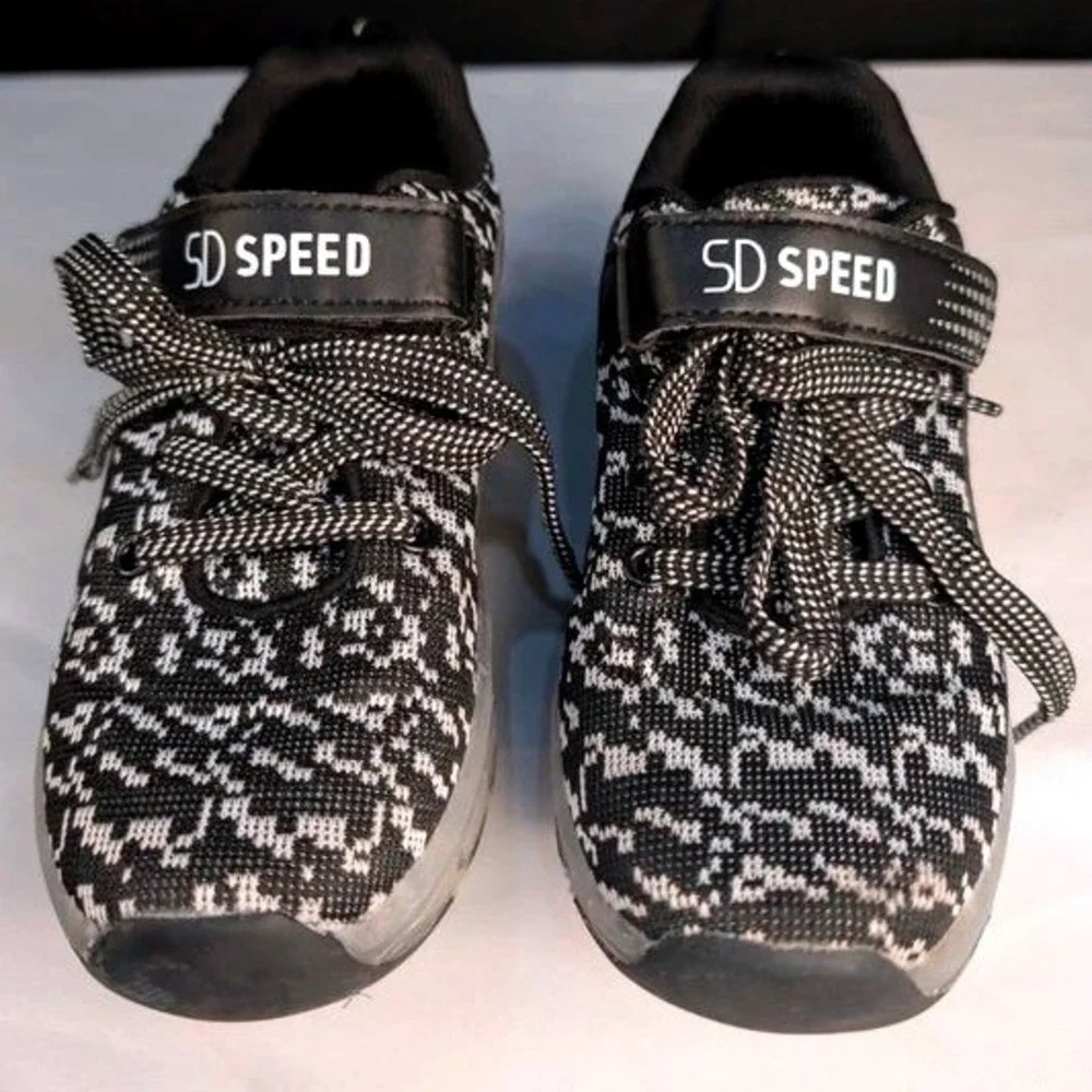 SD SPEED Roller Shoes Kids EU 33 Black White Retractable Wheel Skate Sneakers